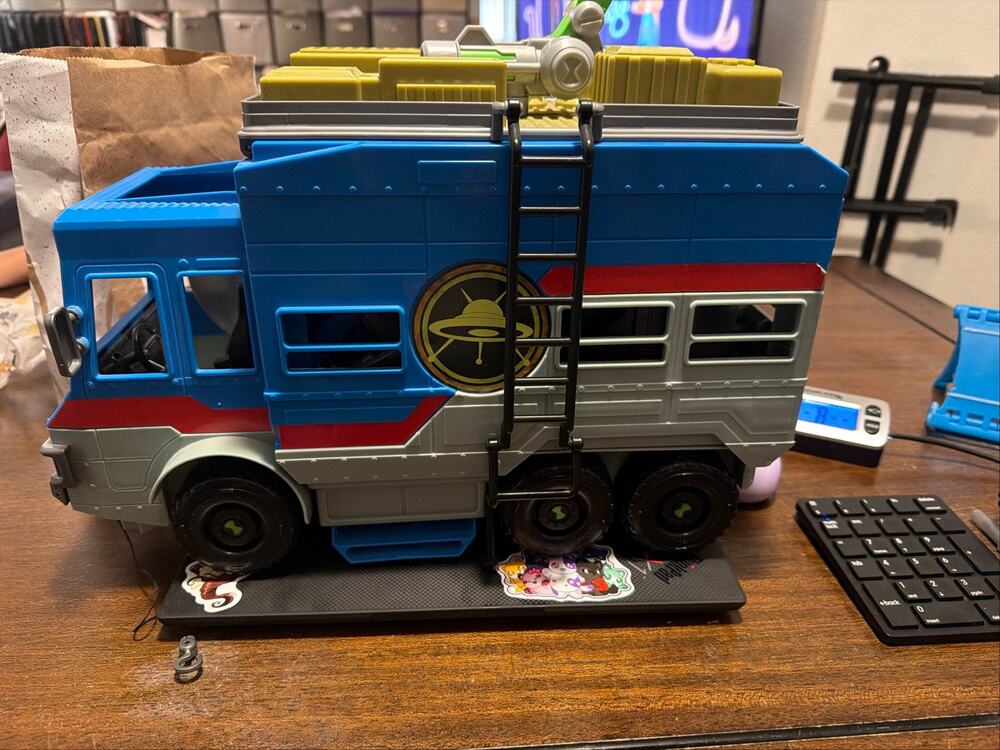 Ben 10 Rustbucket Transforming Vehicle RV Van Blue Playset Vehicle 2017
